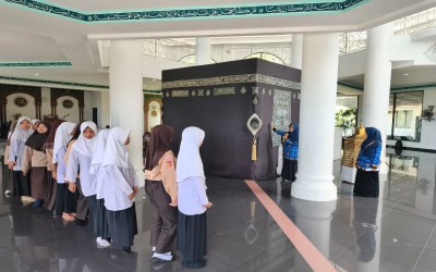 Pengalaman Nyata Ibadah Haji: Praktek Terintegrasi MIN 2 Kota Padang di Masjid Nurzikrillah