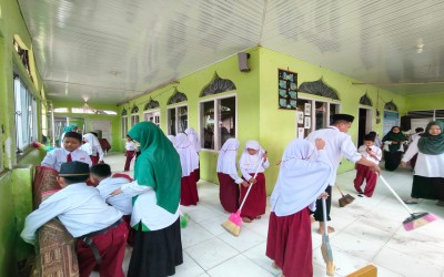 Warga MIN 2 Kota Padang Semarakkan Gerakan Bersih-Bersih Masjid (Geber Mas) di Masjid Al Hidayah