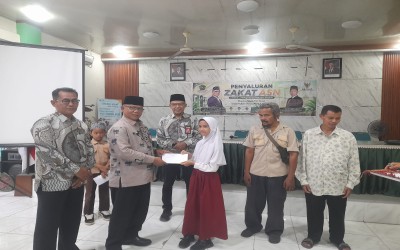 Kementerian Agama Kota Padang Salurkan Zakat ASN kepada Siswa Madrasah Ibtidaiyah di Kota Padang